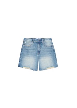 Cropp - Niebieskie jeansowe spodenki z postrzępionymi nogawkami - niebieski ze sklepu Cropp w kategorii Szorty - zdjęcie 180284827