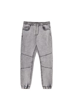 Cropp - Jeansy jogger z ozdobnymi przeszyciami - jasny szary ze sklepu Cropp w kategorii Jeansy męskie - zdjęcie 180286409