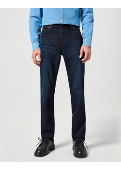 WRANGLER MĘSKIE SPODNIE JEANSOWE GREENSBORO DEEP BLUE BLACK 112355019 W15Q017421 - id: 46608 - marki Wrangler - 180289079 WRANGLER MĘSKIE SPODNIE JEANSOWE GREENSBORO DEEP BLUE BLACK 112355019 W15Q017421 ze sklepu YouNeedit.pl w kategorii Jeansy męskie - zdjęcie 180289079