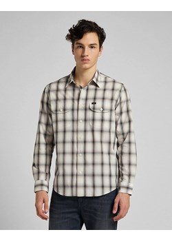 MĘSKA KOSZULA MATERIAŁOWA LEE WORKER SHIRT SERVICE SAND L68HKLOY 112117135 ze sklepu YouNeedit.pl w kategorii Koszule męskie - zdjęcie 180289416