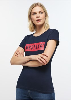 MUSTANG ALINA C LOGO TEE DAMSKI T-SHIRT KOSZULKA LOGO BLUE NIGHTS 1013220 4085 ze sklepu YouNeedit.pl w kategorii Bluzki damskie - zdjęcie 180293819