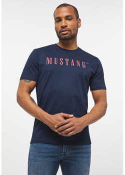 MUSTANG Style Alex C LOGO Tee MĘSKI T-SHIRT KOSZULKA NADRUK LOGO BLUE NIGHTS 1013221 4085 ze sklepu YouNeedit.pl w kategorii T-shirty męskie - zdjęcie 180294529