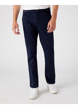 WRANGLER TEXAS SLIM MĘSKIE SPODNIE MATERIAŁOWE NAVY W12SEA114 112145790 ze sklepu YouNeedit.pl w kategorii Jeansy męskie - zdjęcie 180299305