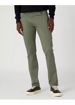 WRANGLER LARSTON MĘSKIE SPODNIE MATERIAŁOWE DUSTY OLIVE W18SEAX45 112330756 ze sklepu YouNeedit.pl w kategorii Spodnie męskie - zdjęcie 180300758