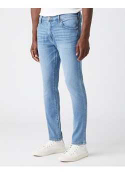 MĘSKIE SPODNIE JEANSOWE WRANGLER LARSTON GOLD STAR W18SW735Z 112141223 ze sklepu YouNeedit.pl w kategorii Jeansy męskie - zdjęcie 180303236