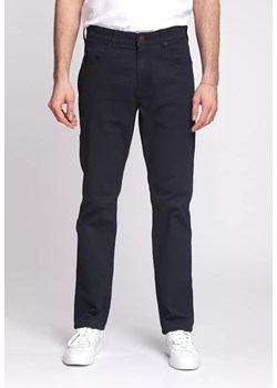 WRANGLER GREENSBORO MĘSKIE SPODNIE MATERIAŁOWE DARK NAVY W15QNDXAE 112338190 ze sklepu YouNeedit.pl w kategorii Spodnie męskie - zdjęcie 180304659