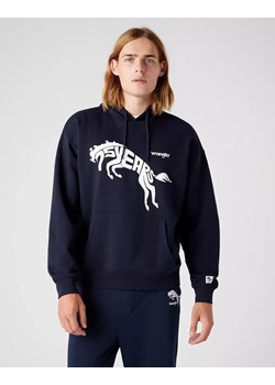 WRANGLER 75TH ANNI MĘSKA BLUZA Z KAPTUREM LOGO NADRUK HOODIE DARK SAPPHIRE W645HTB08 112146182 ze sklepu YouNeedit.pl w kategorii Bluzy męskie - zdjęcie 180304819