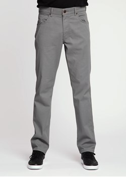 WRANGLER GREENSBORO MĘSKIE SPODNIE MATERIAŁOWE IRON GREY W15QNDM16 112338192 ze sklepu YouNeedit.pl w kategorii Spodnie męskie - zdjęcie 180304919