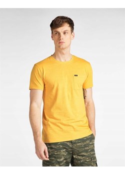 LEE ULTIMATE POCKET TEE MĘSKI T-SHIRT GOLDEN YELLOW L66JWTNF 112116509 ze sklepu YouNeedit.pl w kategorii T-shirty męskie - zdjęcie 180306249