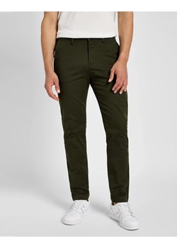 LEE MĘSKIE SPODNIE MATERIAŁOWE SLIM CHINO OLIVE NIGHT 112355772 L71L016192 ze sklepu YouNeedit.pl w kategorii Spodnie męskie - zdjęcie 180306556