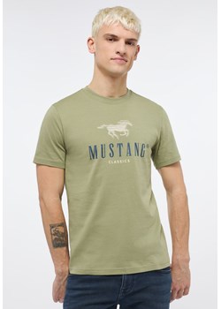 MUSTANG ALEX C PRINT MĘSKI T-SHIRT KOSZULKA LOGO NADRUK OIL GREEN 1013808 6273 - id: 44506 - marki Mustang - 180306678 MUSTANG ALEX C PRINT MĘSKI T-SHIRT KOSZULKA LOGO NADRUK OIL GREEN 1013808 6273 ze sklepu YouNeedit.pl w kategorii T-shirty męskie - zdjęcie 180306678