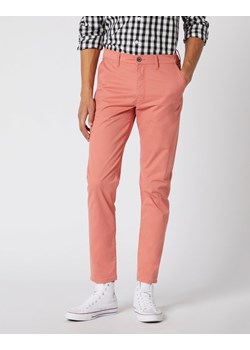 SPODNIE MĘSKIE WRANGLER CHINO CORAL W16LWAR03 112127328 ze sklepu YouNeedit.pl w kategorii Spodnie męskie - zdjęcie 180309445