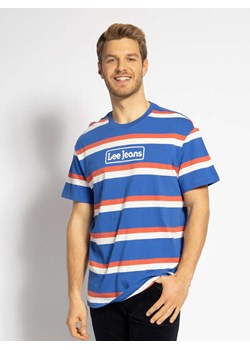 LEE SEASONAL STRIPE LOGO MĘSKI T-SHIRT RELAXED FIT SUMMER BLUE L61FBSNJ 112113836 ze sklepu YouNeedit.pl w kategorii T-shirty męskie - zdjęcie 180312079