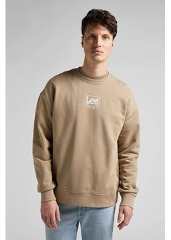 LEE LOGO LOOSE MĘSKA BLUZA KLASYCZNA NADRUK CREW CLAY L82ESP56 112145607 ze sklepu YouNeedit.pl w kategorii Bluzy męskie - zdjęcie 180313497