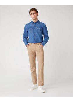MĘSKIE SPODNIE MATERIAŁOWE WRANGLER GREENSBORO CORNSTALK W15QWAX4K 112127120 ze sklepu YouNeedit.pl w kategorii Spodnie męskie - zdjęcie 180313758