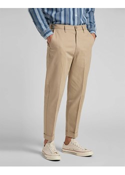 SPODNIE MĘSKIE LEE TAPERED CHINO SERVICE SAND L70RLD10 112118722 ze sklepu YouNeedit.pl w kategorii Spodnie męskie - zdjęcie 180315536