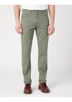 WRANGLER MĘSKIE SPODNIE MATERIAŁOWE GREENSBORO DUSTY OLIVE 112341466 W15Q018115 ze sklepu YouNeedit.pl w kategorii Spodnie męskie - zdjęcie 180316088