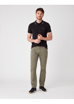 WRANGLER TEXAS SLIM MĘSKIE SPODNIE MATERIAŁOWE DUSTY OLIVE W12SWA275 112126533 ze sklepu YouNeedit.pl w kategorii Jeansy męskie - zdjęcie 180317156