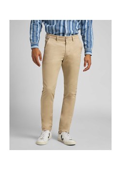LEE SLIM CHINO MĘSKIE SPODNIE MATERIAŁOWE SERVICE SAND L768LA10 112121061 ze sklepu YouNeedit.pl w kategorii Spodnie męskie - zdjęcie 180318967