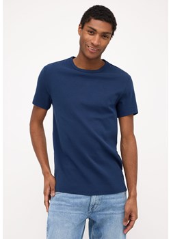 MĘSKA KOSZULKA MUSTANG T-shirt Allen Dress Blues 1014930 5334 ze sklepu YouNeedit.pl w kategorii T-shirty męskie - zdjęcie 180321426