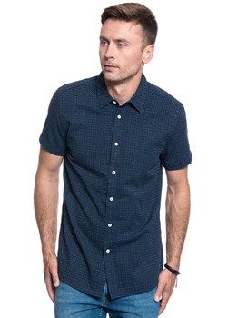 MĘSKA KOSZULA MATERIAŁOWA MUSTANG COLLIN DOBBY SHIRT 1009828 4136 ze sklepu YouNeedit.pl w kategorii Koszule męskie - zdjęcie 180321428