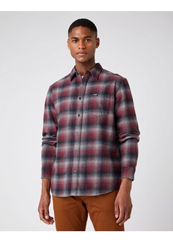 MĘSKA KOSZULA MATERIAŁOWA WRANGLER LS 1PKT SHIRT TAWNY PORT W5A13BX7O 112141408 ze sklepu YouNeedit.pl w kategorii Koszule męskie - zdjęcie 180321955