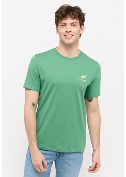MĘSKA KOSZULKA MUSTANG Austin T-shirt LOGO Deep Grass Green 1015072 6333 ze sklepu YouNeedit.pl w kategorii T-shirty męskie - zdjęcie 180323147