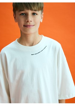 Reserved - Bawełniany t-shirt - złamana biel ze sklepu Reserved w kategorii T-shirty chłopięce - zdjęcie 180340597