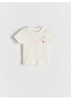 Reserved - Prążkowany t-shirt z haftem - złamana biel ze sklepu Reserved w kategorii Bluzki dziewczęce - zdjęcie 180364537
