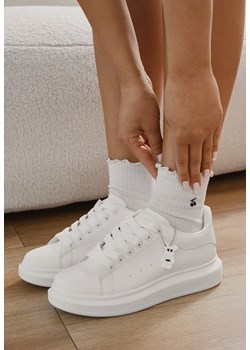 Białe Klasyczne Sneakersy z Ozdobną Zawieszką Tenevia ze sklepu born2be.pl w kategorii Buty sportowe damskie - zdjęcie 180368865