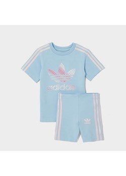 ADIDAS KOMPLET (G)$TRF AOP TEE/SHT SKYPK ze sklepu JD Sports  w kategorii Komplety chłopięce - zdjęcie 180374226