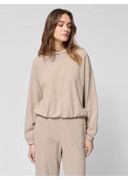 Damska bluza dresowa nierozpinana z kapturem Outhorn OTHWSS24TSWSF1631 - beżowa ze sklepu Sportstylestory.com w kategorii Bluzy damskie - zdjęcie 180375016