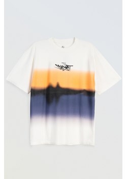 Kremowy t-shirt z autorską grafiką z przodu, rozmiar - 146, kolor - kremowy ze sklepu REPORTER w kategorii T-shirty chłopięce - zdjęcie 180379446