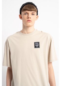 Kremowy t-shirt z autorską grafiką z tyłu, kolor - kremowy, rozmiar - 146 ze sklepu REPORTER w kategorii T-shirty chłopięce - zdjęcie 180379449