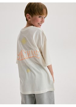 Reserved - T-shirt oversize z aplikacją - złamana biel ze sklepu Reserved w kategorii T-shirty chłopięce - zdjęcie 180387357