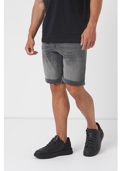 Męskie szorty jeansowe MUSTANG Washington Shorts Denim Black 1015150 4000 803 ze sklepu YouNeedit.pl w kategorii Spodenki męskie - zdjęcie 180396189