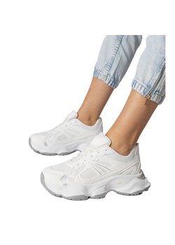 Białe sneakersy sportowe na masywnej podeszwie ze sklepu ButyModne.pl w kategorii Buty sportowe damskie - zdjęcie 180397477