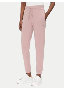 EA7 Emporio Armani Spodnie dresowe 8NTP66 TJ9RZ U4079 Różowy Regular Fit ze sklepu MODIVO w kategorii Spodnie damskie - zdjęcie 180401866