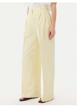 Tommy Hilfiger Spodnie materiałowe WW0WW45460 Żółty Relaxed Fit ze sklepu MODIVO w kategorii Spodnie damskie - zdjęcie 180403378