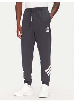 adidas Spodnie dresowe Star Wars The Mandalorian™ JI5724 Szary Regular Fit ze sklepu MODIVO w kategorii Spodnie męskie - zdjęcie 180404017
