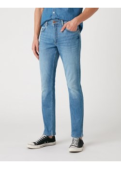 MĘSKIE SPODNIE JEANSOWE WRANGLER GREENSBORO LIGHT STRIKE W15QQ148S 112127028 ze sklepu YouNeedit.pl w kategorii Jeansy męskie - zdjęcie 180417737