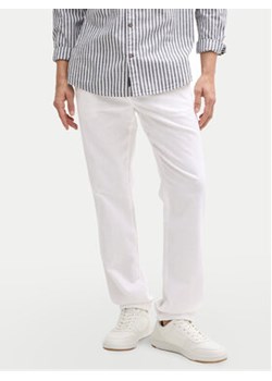 Tom Tailor Spodnie materiałowe 1044716 Biały Regular Fit ze sklepu MODIVO w kategorii Spodnie męskie - zdjęcie 180442857