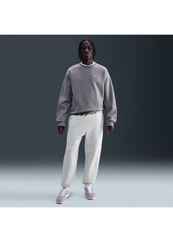 Męskie spodnie z dzianiny Nike Solo Swoosh - Szary ze sklepu Nike poland w kategorii Spodnie męskie - zdjęcie 180445385