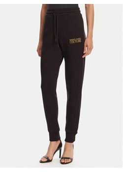Versace Jeans Couture Spodnie dresowe 78HAAT06 Czarny Regular Fit ze sklepu MODIVO w kategorii Spodnie damskie - zdjęcie 180448835