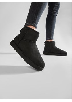 Śniegowce Ugg W Classic Mini II 1016222 Czarny ze sklepu MODIVO w kategorii Śniegowce damskie - zdjęcie 180555446