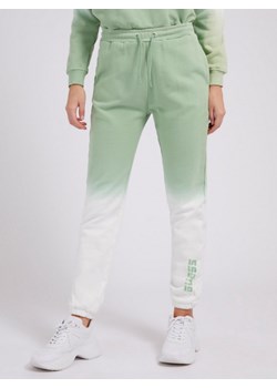 Damskie spodnie dresowe GUESS ANISE JOGGER ze sklepu Sportstylestory.com w kategorii Spodnie damskie - zdjęcie 181032015