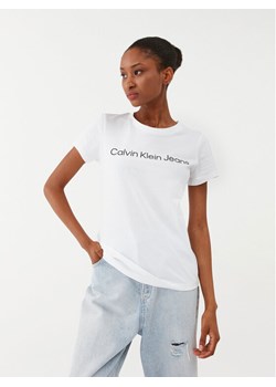 Calvin Klein Jeans T-Shirt J20J220253 Biały Slim Fit ze sklepu MODIVO w kategorii Bluzki damskie - zdjęcie 181032205