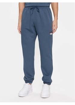 Reebok Spodnie dresowe Archive Essentials IM1526 Niebieski Regular Fit ze sklepu MODIVO w kategorii Spodnie męskie - zdjęcie 181032229