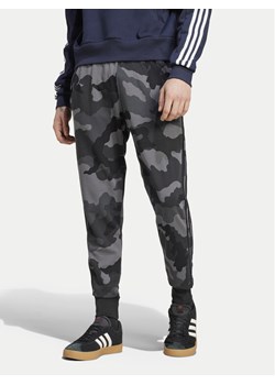 adidas Spodnie dresowe Seasonal Essentials Camouflage IY6636 Szary Regular Fit ze sklepu MODIVO w kategorii Spodnie męskie - zdjęcie 181032465