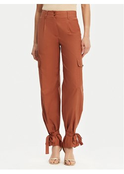 Marciano Guess Spodnie materiałowe 5GGB20 7315A Miedziany Regular Fit ze sklepu MODIVO w kategorii Spodnie damskie - zdjęcie 181032927